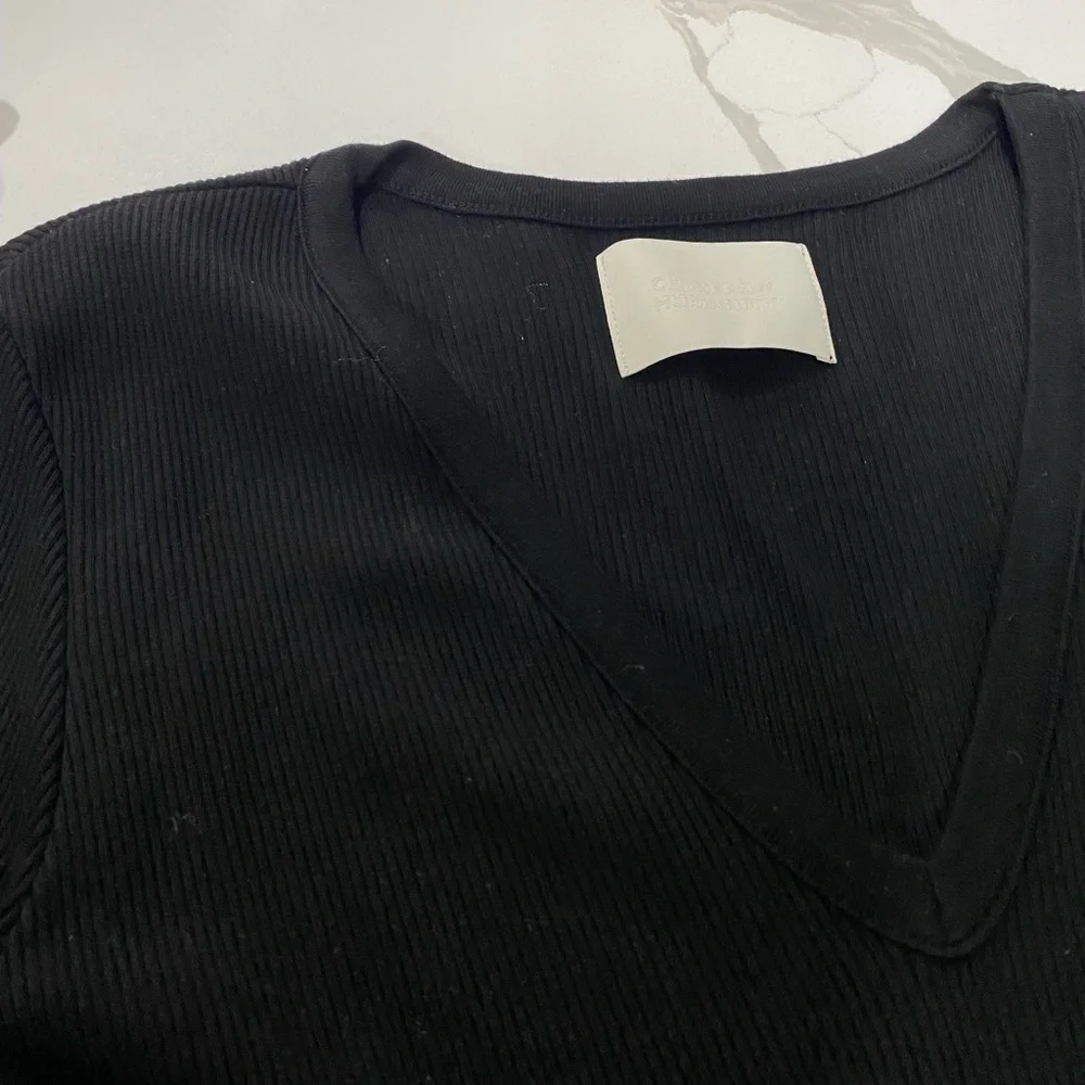 Citizens of Humanity black v-neck - Picture 4 of 11